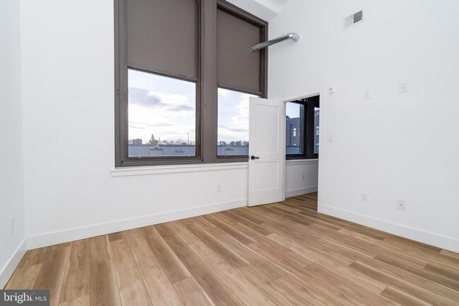 Building Photo - 2700 E Auburn St Unit 206