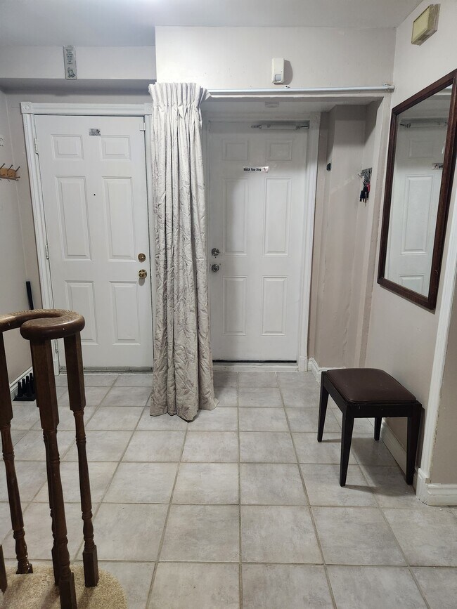 Entrée principale et entrée du garage - 1603 Baggins St