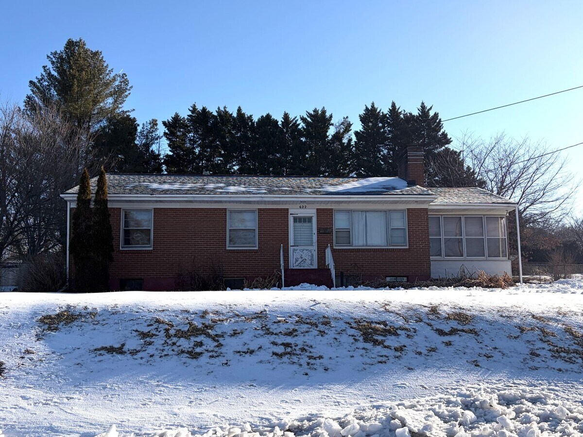 3 Bedroom House off Sandusky Drive - 3 Bedroom House off Sandusky Drive