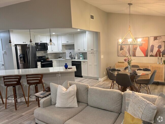 Building Photo - 5710 Coach House Cir Unit F