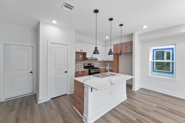 Building Photo - 855 S Victory Dr Rental