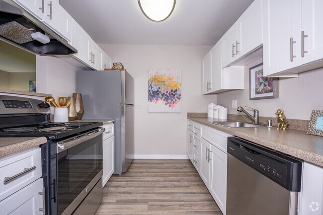 2BR, 2BA - 896SF - Kitchen - Park Vue