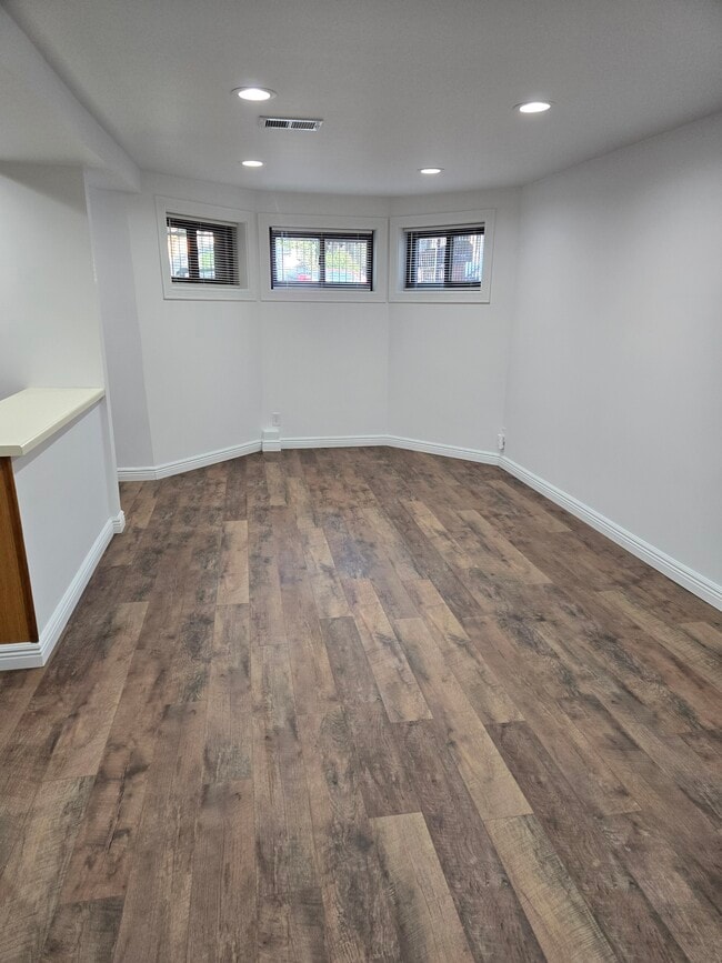 Building Photo - 3824 N Wilton Ave Unit Garden apartment