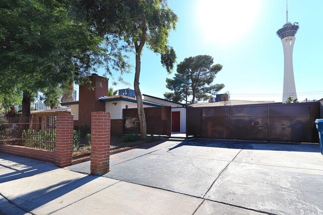 Building Photo - Single Story, Private Pool near the Art District