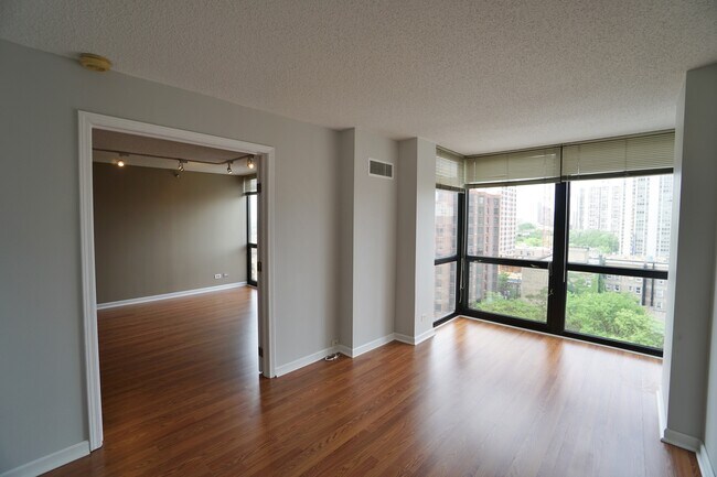 Photo - 1122 N Clark St Unit 1004