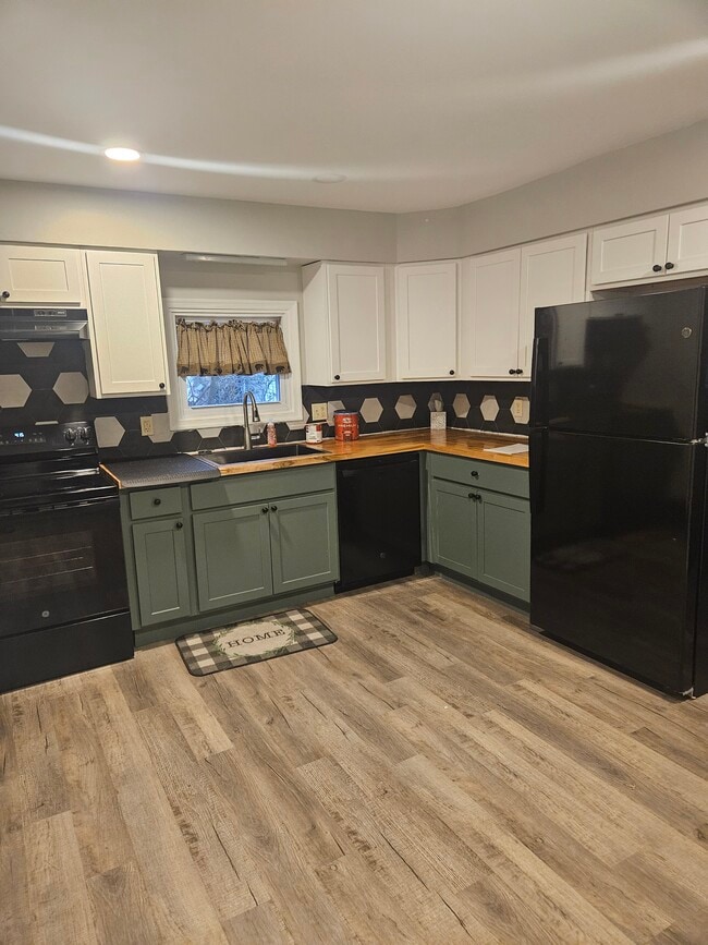 kitchen - 290 E 7th St