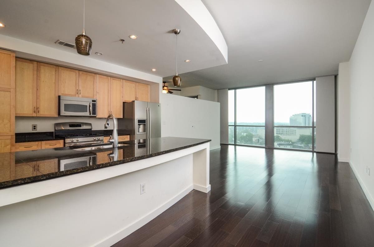 Gorgeous Downtown-Facing One Bedroom in Th... - Gorgeous Downtown-Facing One Bedroom in Th...