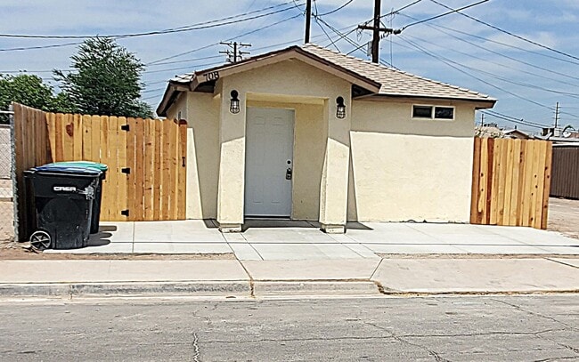 Building Photo - Just remodeled 2 bedrooms and 2 full bathrooms apartment.