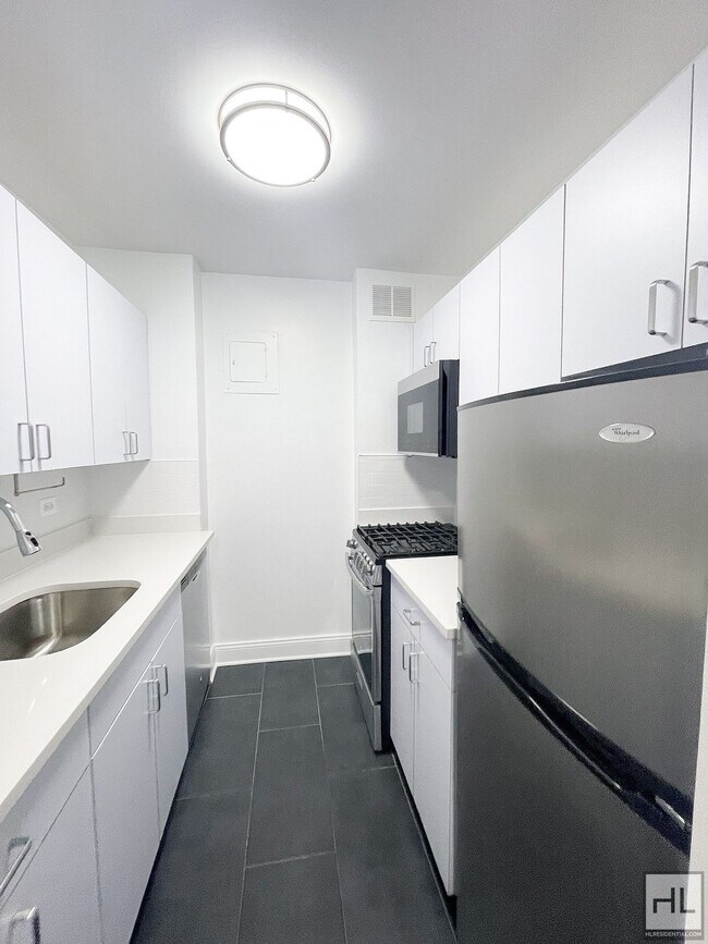 Photo - 5 AVENUE Unit 18F