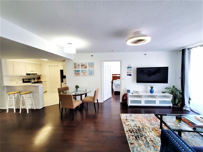 Building Photo - 2642 Collins Ave Unit 305