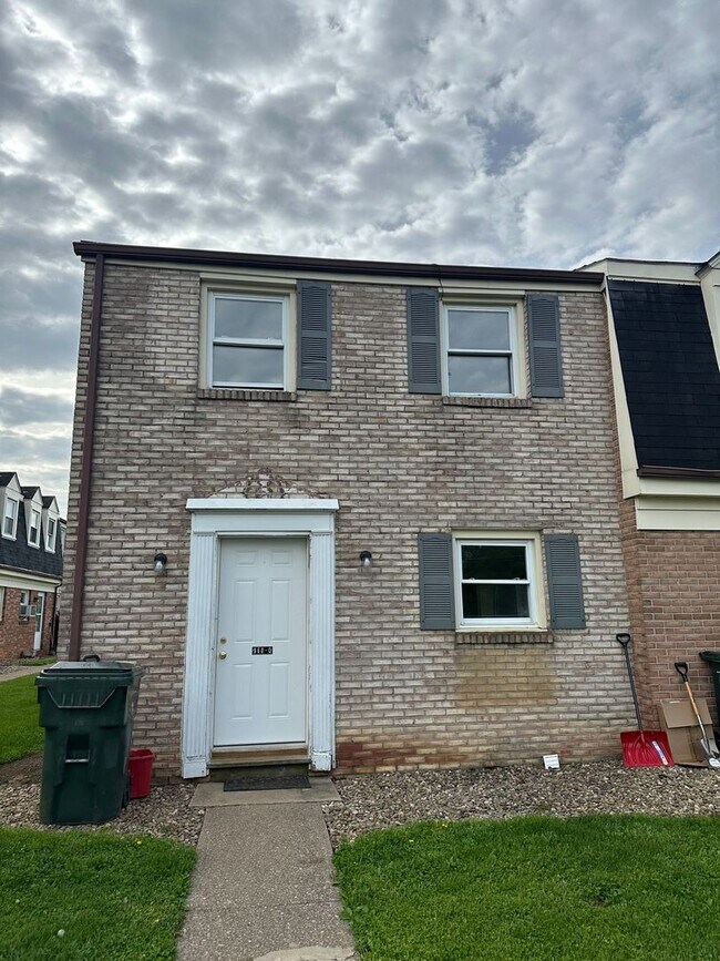 Building Photo - Bellefonte 3 bedroom townhouse available July! Unit 960-Q