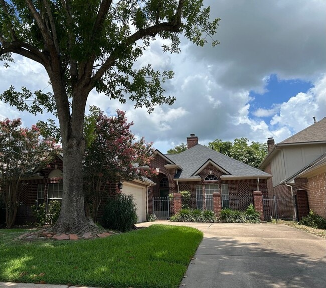 Building Photo - Spacious Comfort & Prime Location on the G... Rental