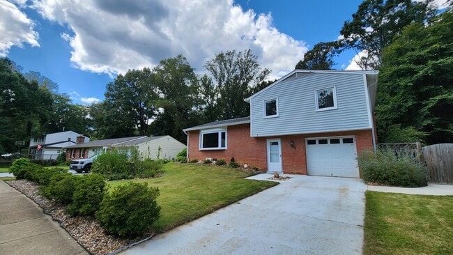 Building Photo - Wonderfully Updated Home On the Edge of Po...