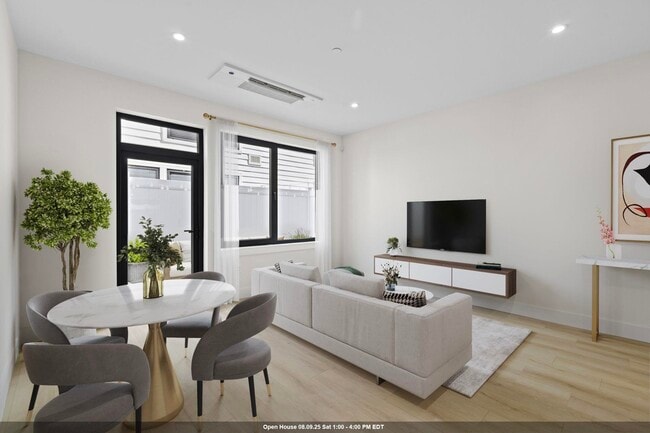 Building Photo - 4525 Bergenwood Ave Unit 210 Rental