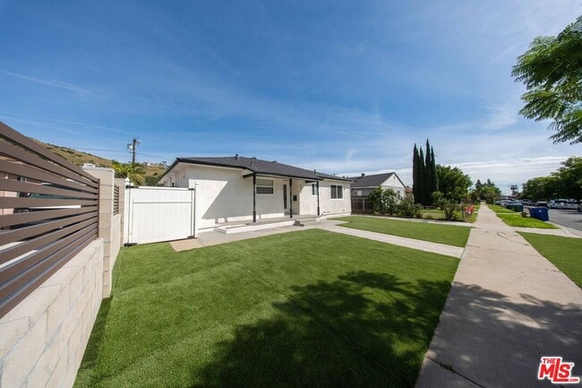 Photo - 8432 Glenoaks Blvd