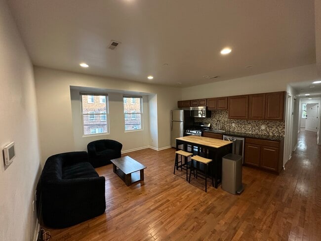 Building Photo - 601 N 39th St Unit Private Room