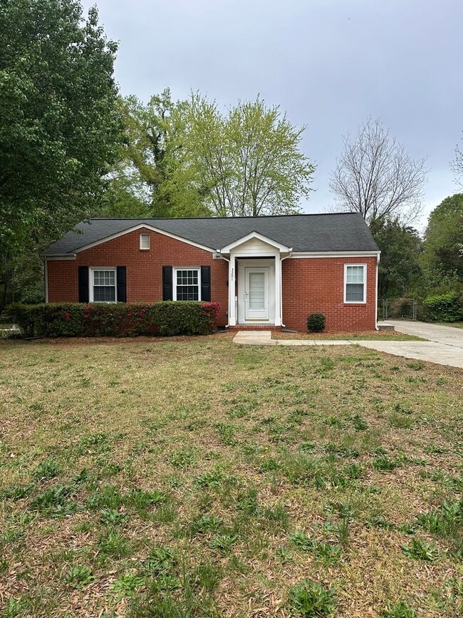 Building Photo - This spacious 2 bedroom home has an airy feel. Located in a neighborhood minutes from downtown an...
