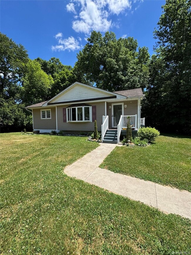 Building Photo - 18 Montfort Woods Rd