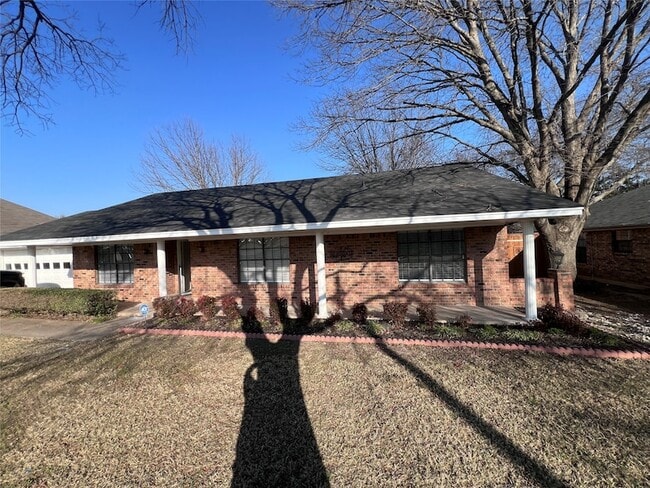 Building Photo - 818 Fairlawn Dr