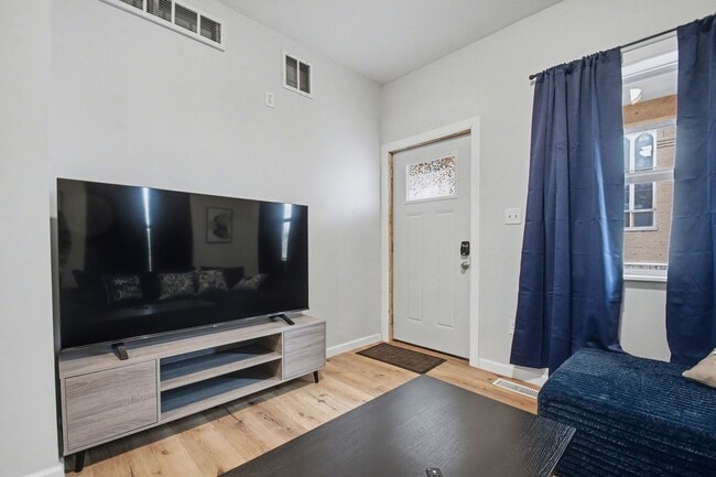Photo - 711 Napier St
