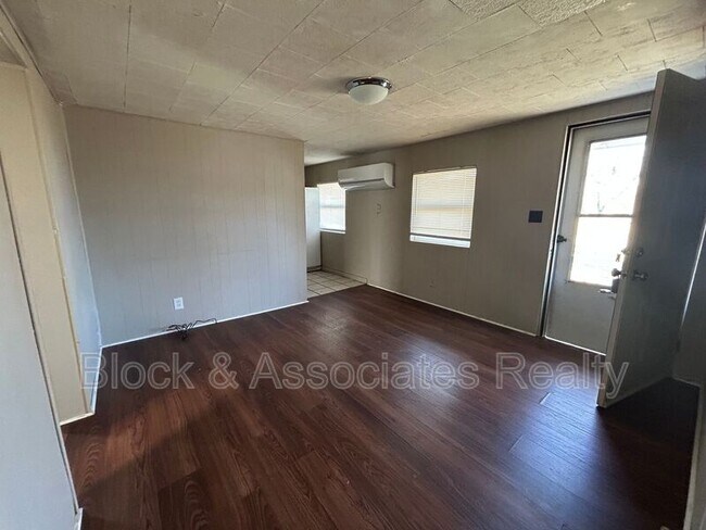 Photo - 409 Dobson St