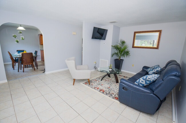 Living & Dining - 913 Sumter St Unit 102