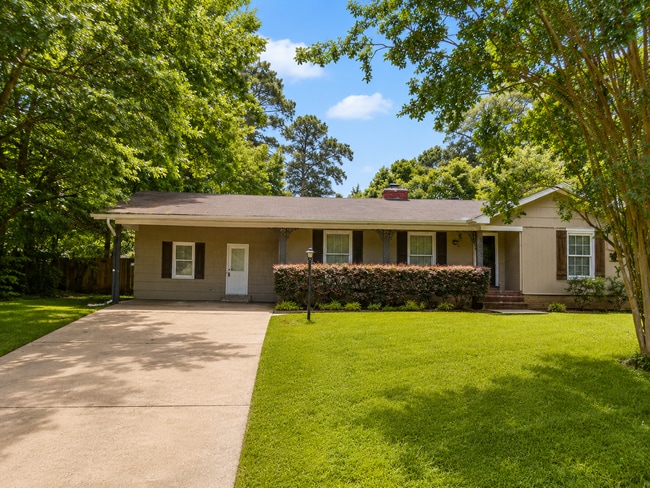 Building Photo - Beautiful 3BR/2BA Home with Large Yard & Outdoor Deck | Northeast Jackson