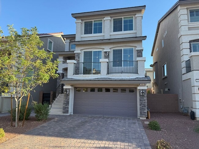 Building Photo - Large Southern Highlands Tri-Level Home. P...
