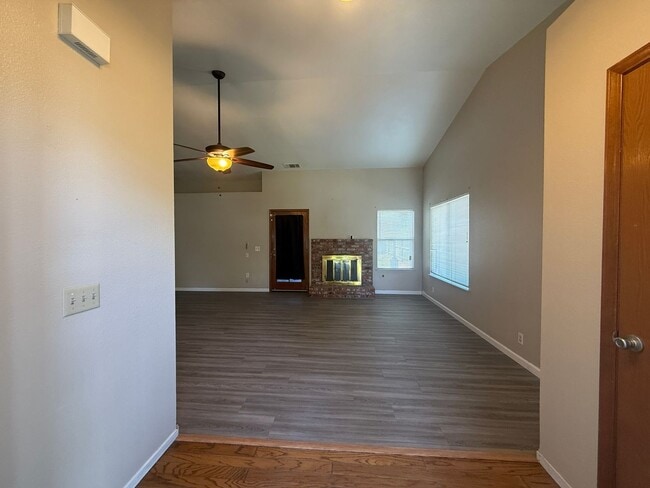 Building Photo - 3-bedroom, 2-bath home in Visalia, CA!