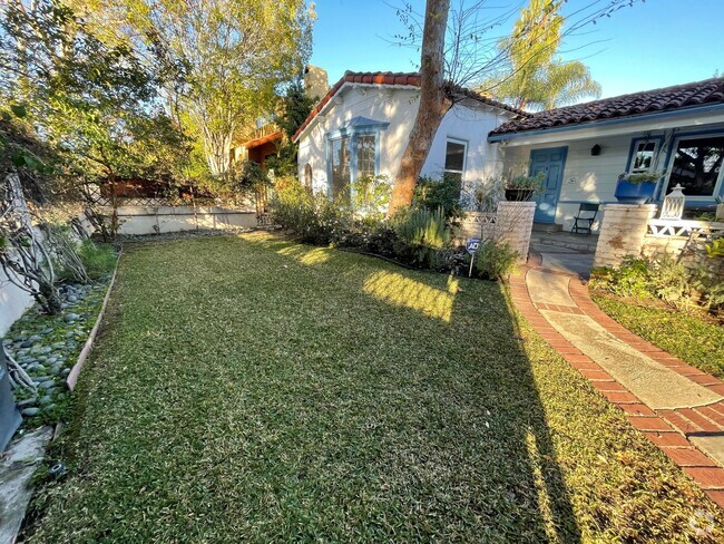 Building Photo - Spacious Three Bedroom Hollywood Golden Er... Rental