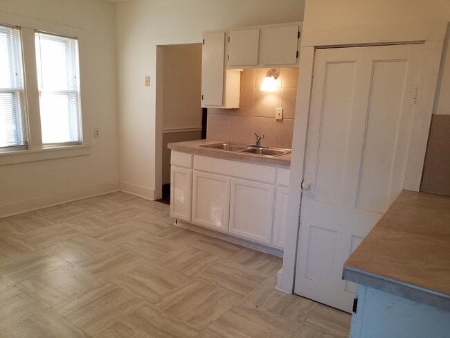 Building Photo - 114 Roser St Unit Down