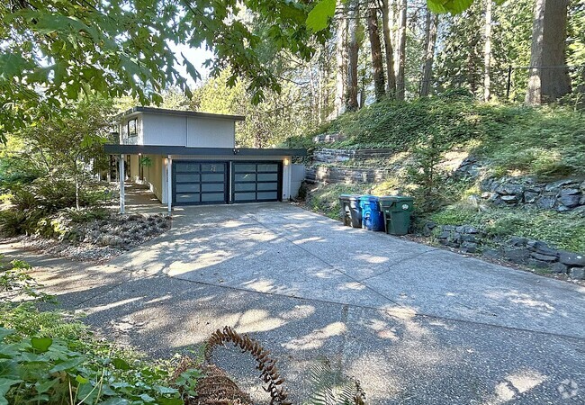 Building Photo - Very private updated midcentury modern home!