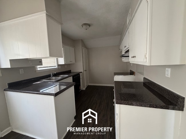 Photo - 3-Bedroom Single-Family Home for Rent in Memphis, TN - Vaulted Ceilings & Fenced Backyard