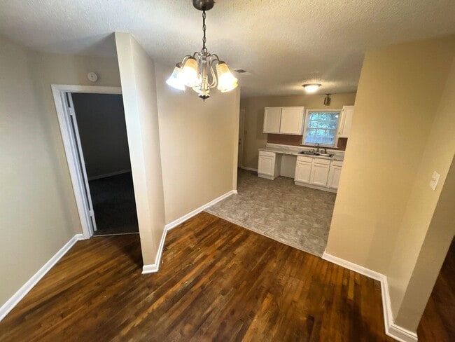 Photo - 1037 W Walthal Cir House