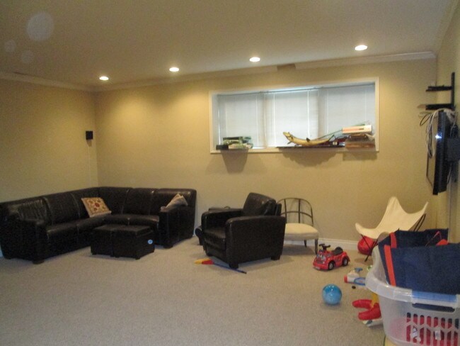 Building Photo - 1237 W Carmen Ave