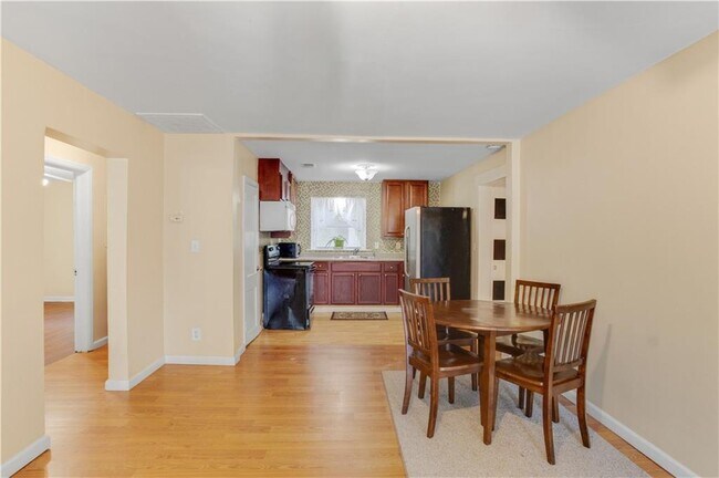 Photo - 695 Trout St