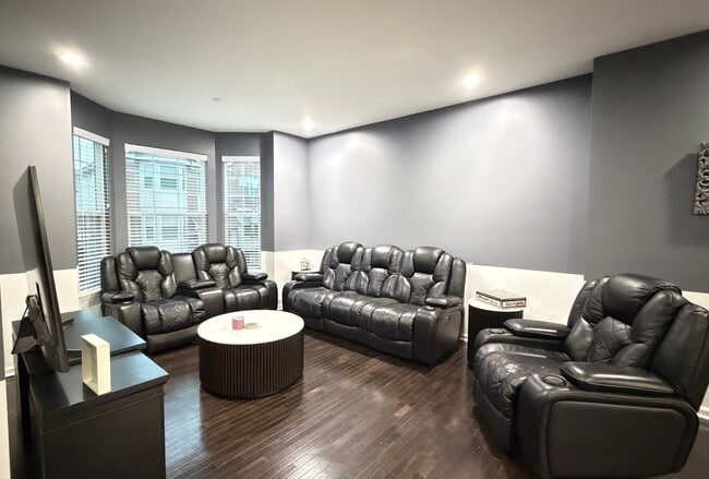 Photo - 2911 Henley Ln