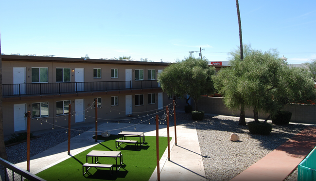 Building Photo - Modern Midtown Living: Sleek 1-BR with Wood Floors in Tucson’s Garden District Unit Bellevue Manor-O