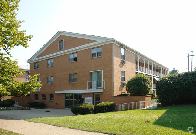 Building Photo - Holiday House Apartments