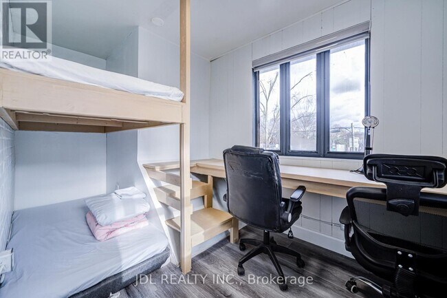 Photo - 5 Sorauren Ave Unité 6