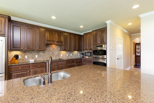 Building Photo - 162 W Hullwood Ct