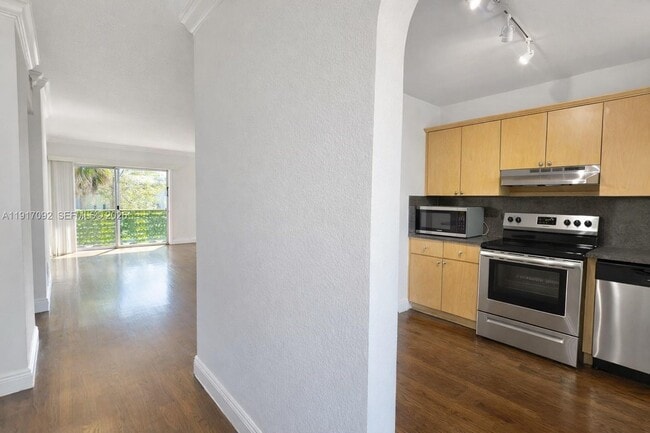 Photo - 980 NE 170th St Unit 204