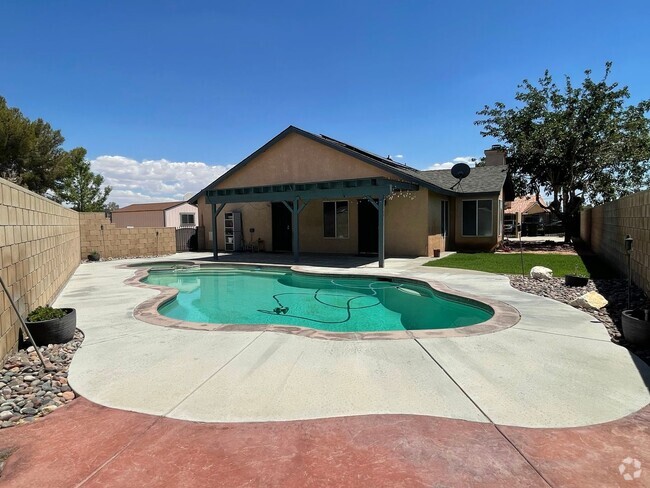 Building Photo - Perfect Pool House...Wont' Last!