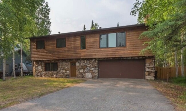 Building Photo - 4 bedroom / 2 car garage / small dog on approval