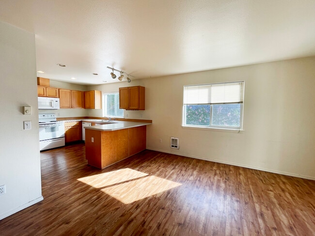 Photo - 433 NE Morton St