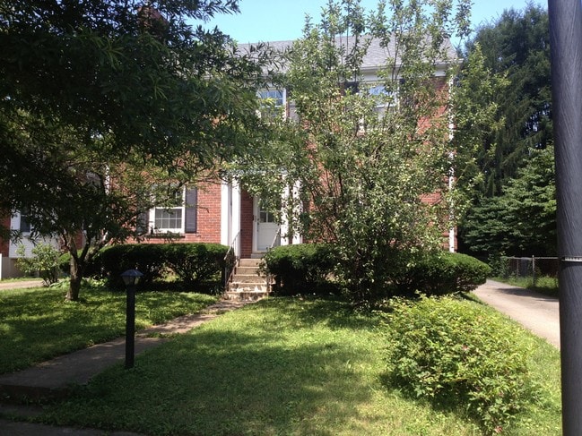Building Photo - 2229 Tyler Ln Unit 1