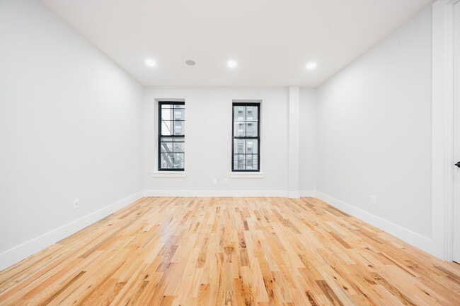 Photo - 657 E 187th St