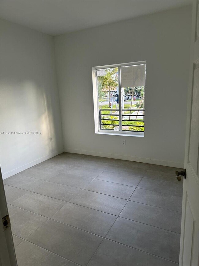 Photo - 541 SW 2nd Ct Unidad 5