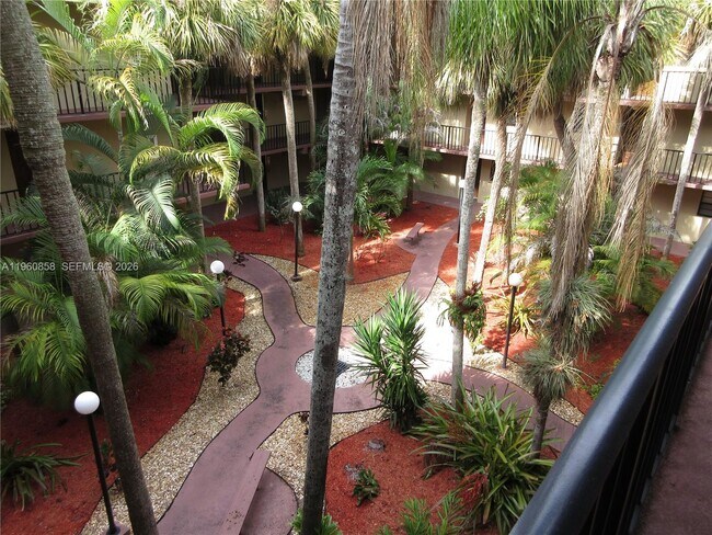 Building Photo - 10835 SW 112th Ave Unit 305