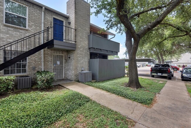 Building Photo - 9797 Leawood Blvd Unit 303 Rental